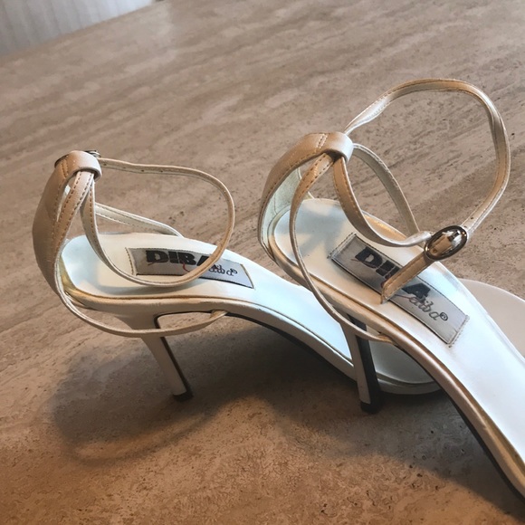 Diva White w/Silver Chain Accent Sandel - Picture 3 of 6